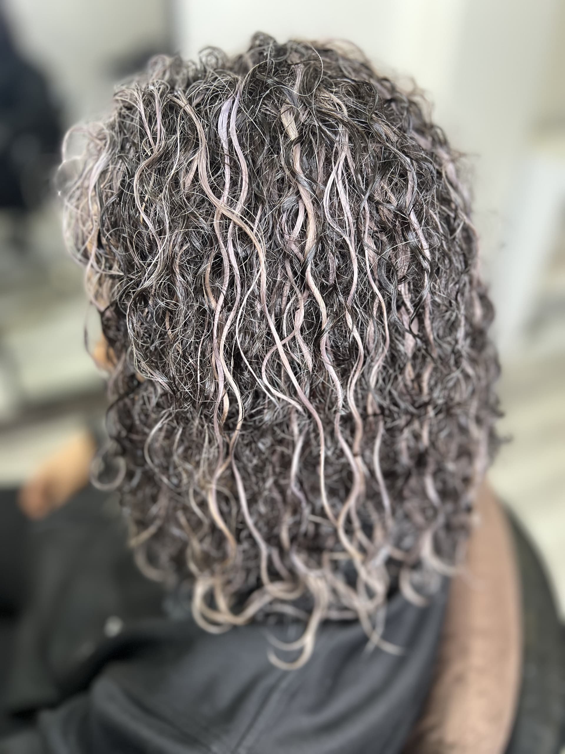 آرایشگاه زنانه و سالن زیبایی و کاشت ناخن آرلا