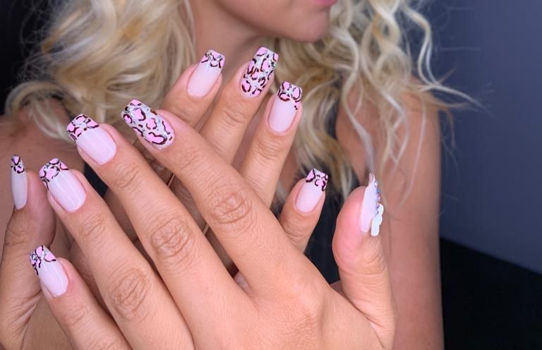 آرایشگاه زنانه و آموزشگاه زیبایی دُرسپید