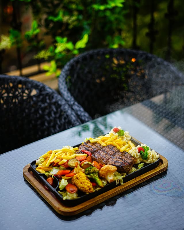 کافه رستوران میم